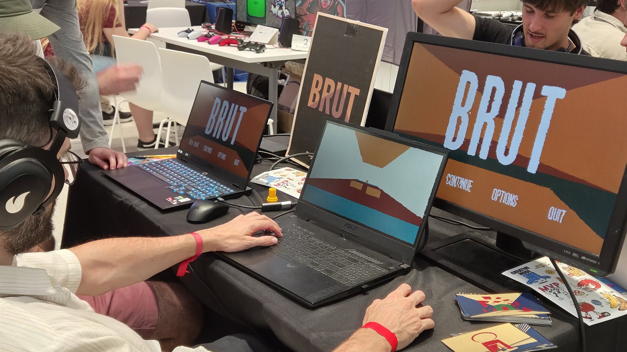 Una persona juega a BRUT en el stand del festival