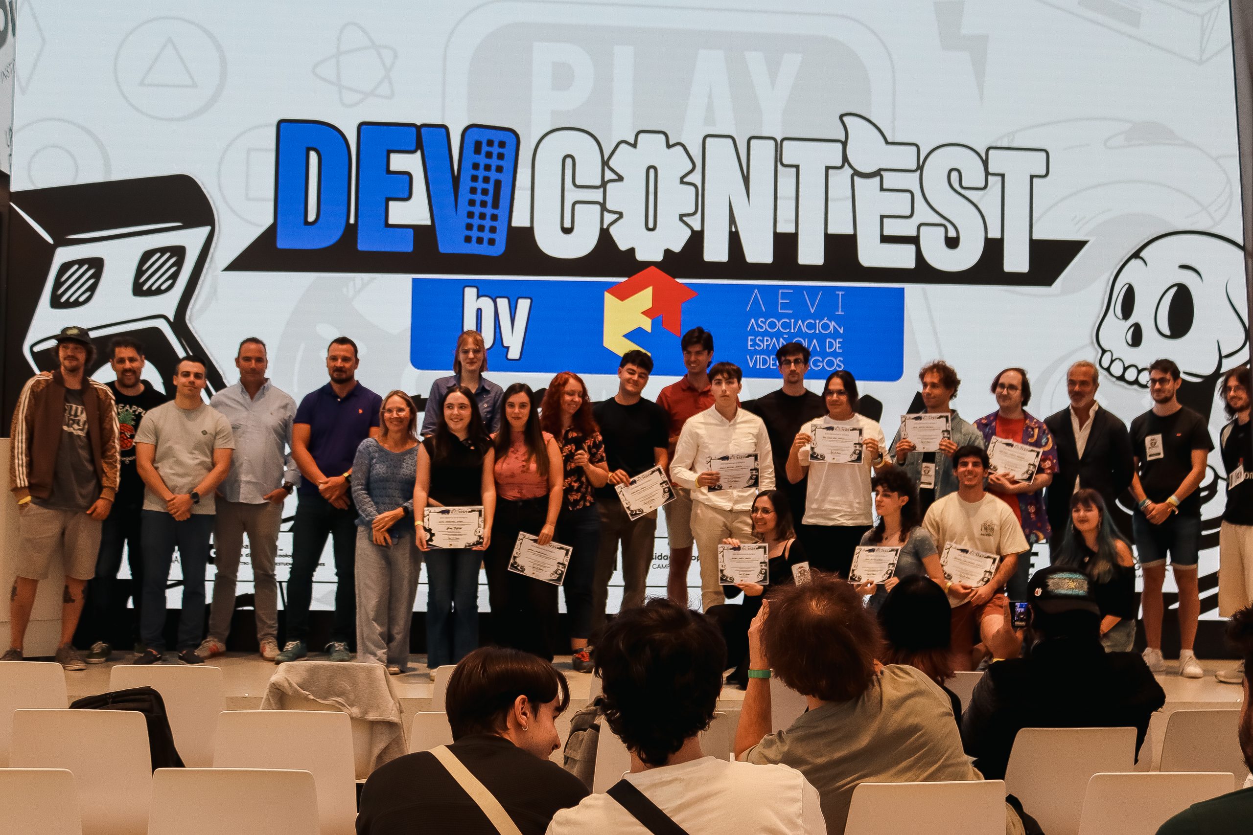 Los doce finalistas de DEVCONTEST 2026 junto al jurado